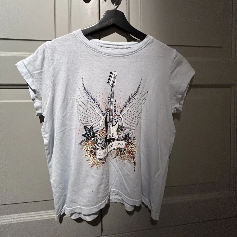 Säljer denna så söta t-shirt från Zadig Voltaire,den är i bra skick😍. T-paidat.