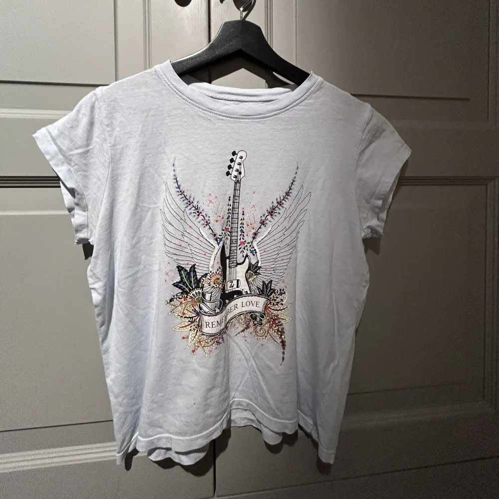 Säljer denna så söta t-shirt från Zadig Voltaire,den är i bra skick😍. T-shirts.