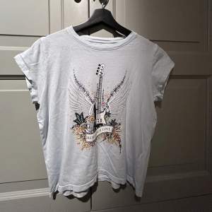 Säljer denna så söta t-shirt från Zadig Voltaire,den är i bra skick😍
