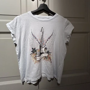 Zadig t-shirt - Säljer denna så söta t-shirt från Zadig Voltaire,den är i bra skick😍