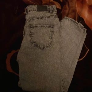 Gråa jeans - Gråa jeans som är för små för mig🙃
