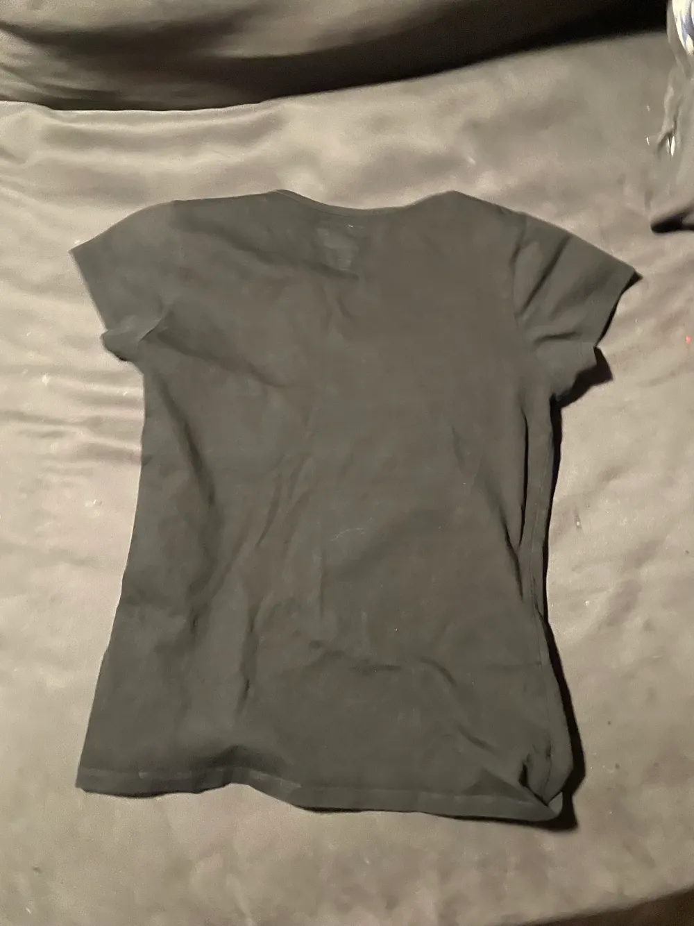 Svart Levis tröja vet inte riktigt om den är äkta säljer den därför billigt.. T-shirts.