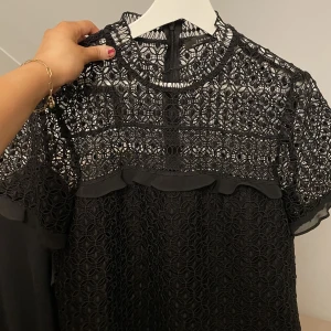 Fin topp från Zara - Säljer den här fina toppen från Zara. Den är som ny, inga skador jättefint skick. Toppen passar perfekt till fester!💗💖(storlek M men passar för dig som har storlek S också)