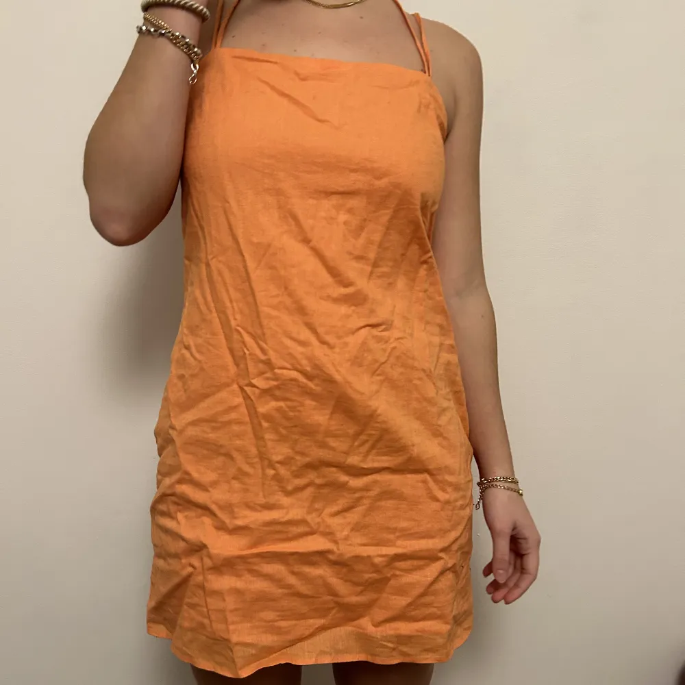 Skitsöt orange klänning från hm, använd ett fåtal gånger. Klänningar.