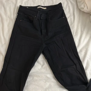 Levi’s jeans - Lite utstrechade jeans men inga synliga fel, straight passform