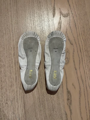 Balettskor/Teknikskor Bloch - Vita mjuka balettskor från Bloch i skinn, använda en gång. Stl B4 som motsvarar en smal stl 37!