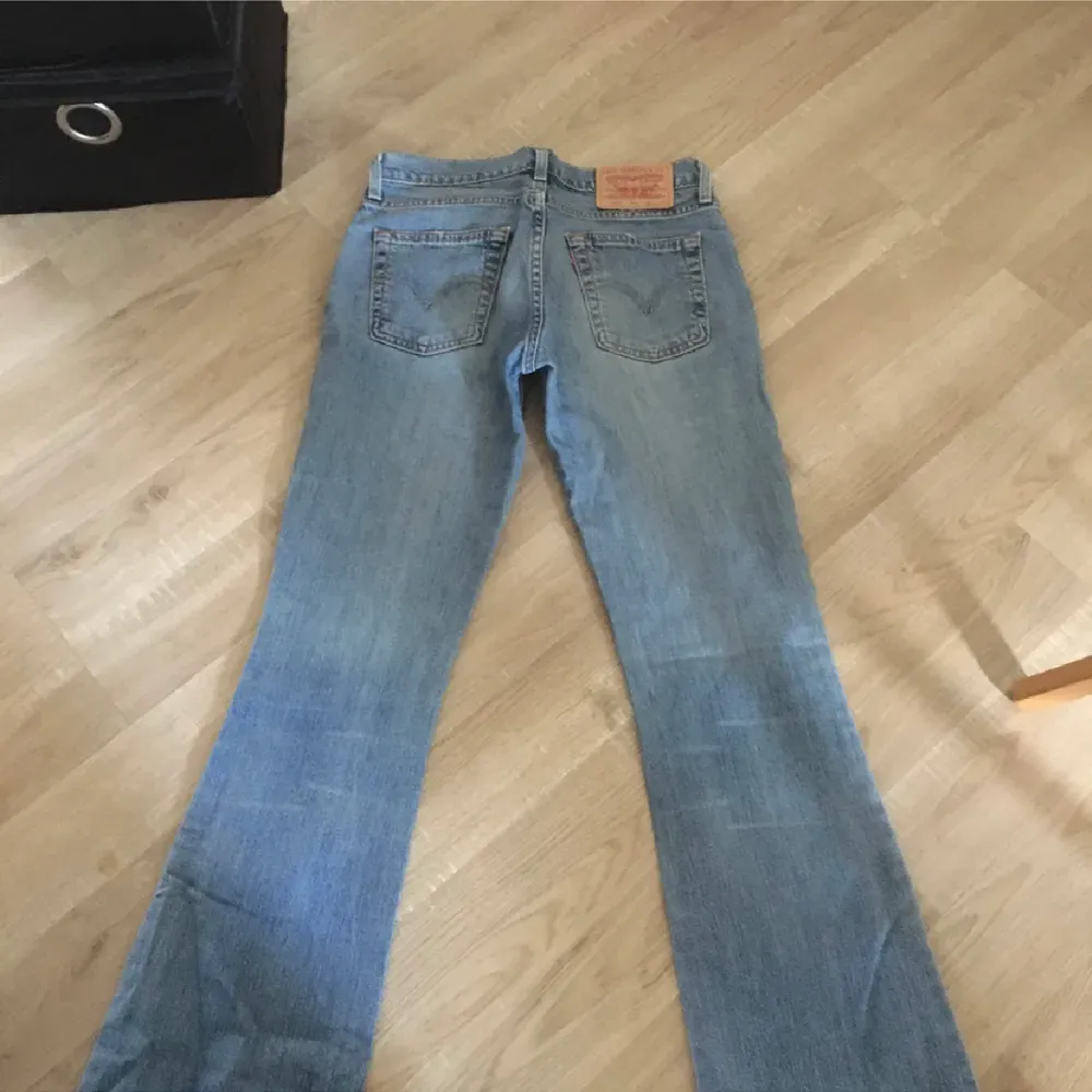 Fina jeans i 90 tals modell 527 bootcut. Storlek 28/34. 69 86 midja innerbenslängd  Det finns ett litet litet hål vid häll därav priset . Jeans & Byxor.