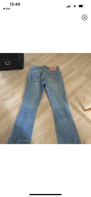 Levis 527 dam bootcut  - Fina jeans i 90 tals modell 527 bootcut. Storlek 28/34. 69 86 midja innerbenslängd  Det finns ett litet litet hål vid häll därav priset 