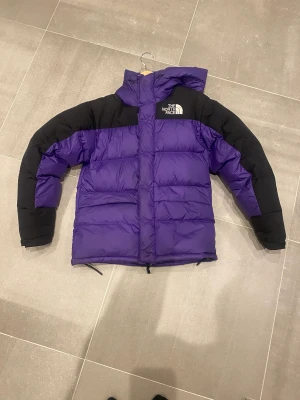 The North Face jacka - Säljer en vinterjacka från The North Face i väldigt fint skick 9/10. Passar xs-s. Inga skador alls och köpt för 4000 kr. 