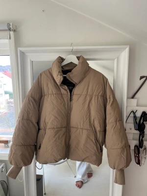 extra varm jacka från zara! - så fin varm jacka från zara! i etiketten står det att den är special gjort för extra kalla miljöer och värmer upp till 15- grader! den är i storlek XS men passar upp till M skulle jag säga!