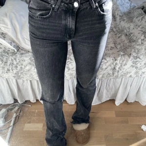 Jeans  - Jeans från Gina. Hål på ena knät och slitningar nere vid fötterna. Bra i längden för någon som är 170. 