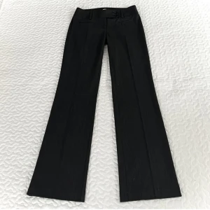 Lågmidjade kostymbyxor  - köpta här på plick men var lite för långa för mig🥲Så säljer vidare. Skitsnygg knäppning och rak passform