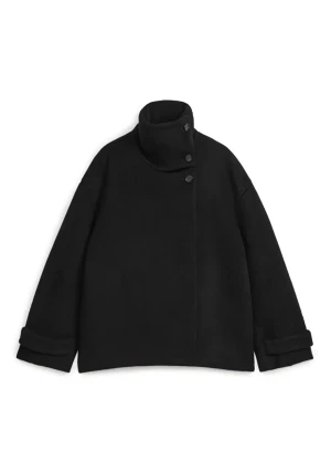 Kappa arket  - Jätte fin och trendig kappa från arket☺️ använd några gånger men i bra skick. Kostar på hemsidan 2290 kr och säljer för 1400