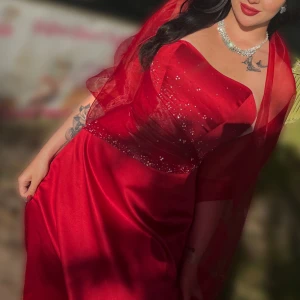 Balklänning Alicia Eklöw - Nu är det dags att sälja min balklänning. Använd endast en gång och den är så himla vacker. Den är storlek 38/M. Skickar gärna mer bilder om man vill se mer. Inköpt för strax över 3000 kr. Hur bra kvalitet som helst. Designad av Alicia Eklöw. Mått finns