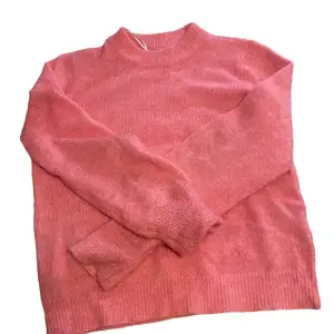 Säljer denna väldigt fina rosa stickade tröja. Köpte den under sommaren och har endast använt den 2 gånger. Skulle passa jättefint med ett par vita linnebyxor😍. Mycket fint skick. Snabbt pris 200.