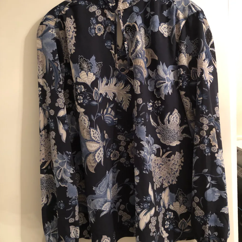 Fin blus från Benetton med vackra detaljer. Stl XS passar normal S. . Puserot.