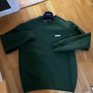 Tröja HM - Grön Tröja från HM Knappast använd, ny sick! Storlek S 