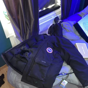 Canada goose jacka expedition parka - Hej, jag säljer min canada goose expedition parka med kvitto och låda, den är i bra skick utan några problem pris diskuteras.