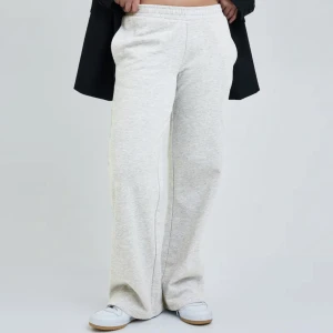 Low waist joggers - Lågmidjade mjukisbyxor från bikbok i ljusgrå. Använd ett få antal gånger men säljer för att de är för stora