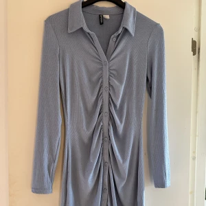 Klänning från h&m - Blå klänning från h&m i storlek M, använd 1 gång
