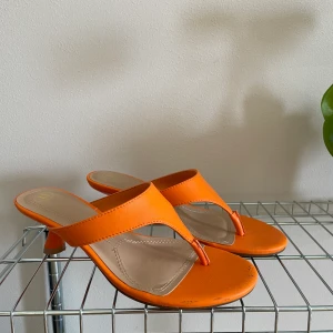 Sandaletter  - Somriga sandaletter från Gina Tricot. Använda ett par gånger. Storlek 37 