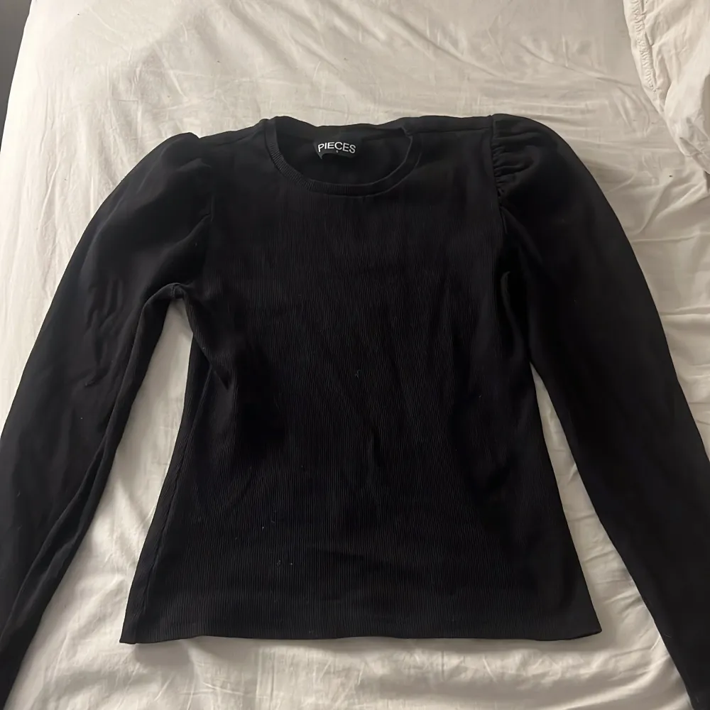 Säljer en helt Basic svart tröja med lite puff på axlarna, jätte fin tröja men säljer pågrund av att den är för liten för mig.. Toppar.
