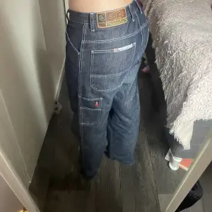 Säljer mina carpenter liknande jeans, byxorna är unisex, stora och passar mig lite stort som vanligtvis har storlek 28 men kan passa större då storleken innuti säger L👍🏻