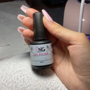 Vit gellack - Ett vitt gellack från nagelgiganten. Har använt på två naglar bara. Säljer då jag inte har användning för den. Köparen står för frakten ❤️