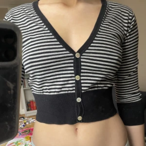 kort kofta - randig kort tröja med trekvartsärm. jag brukar oftast ha den med ett linne under eller med linnebyxor🥰 märket är armani jeans. storleken står inte men passar s och m