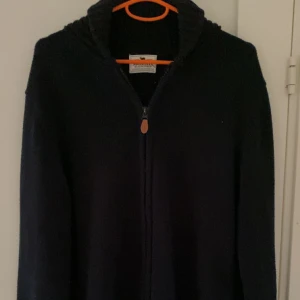 Morris stickad zip tröja - Mörkblå stickad full zip Morris tröja med krage, knappt använd