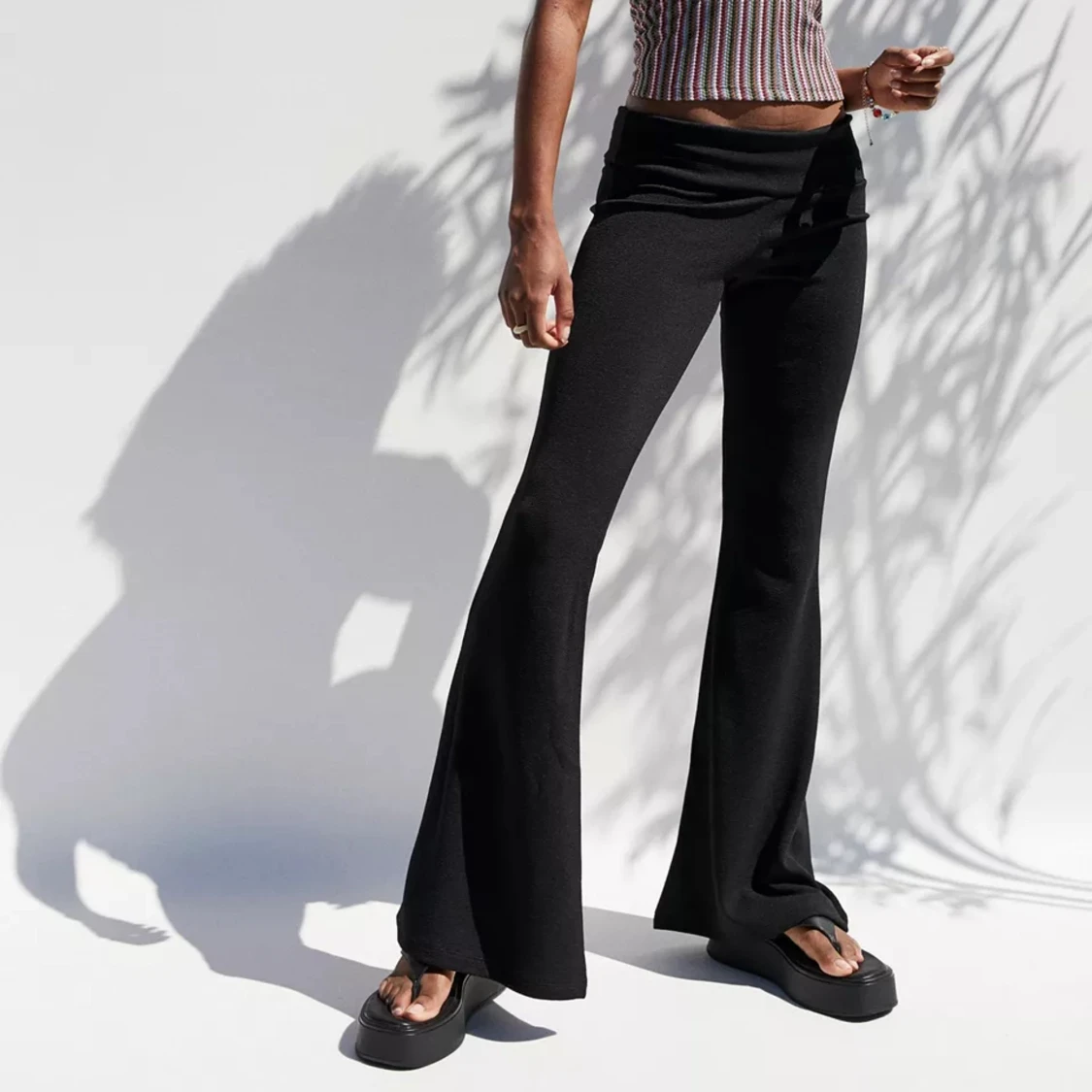 Lågmidjade utsvängda byxor