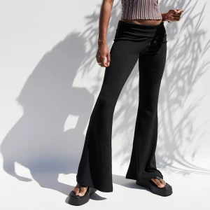 Lågmidjade utsvängda byxor  - Från Urban Outfitters, nya med alla lappar kvar🌼