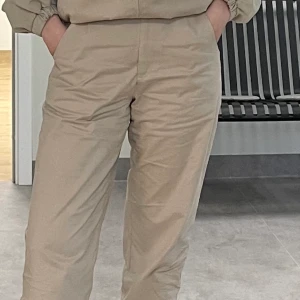 Djerf avenue cotton on the go pants - Säljer min djerf avenue cotton on the go pants i storlek small. Superfina byxor till våren som matchas snyggt med tillhörande jacka. Inga synliga tecken på användning. 