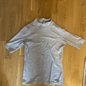 Kvartsärmad t-shirt - Kvartsärmad tröja med kort polo. 