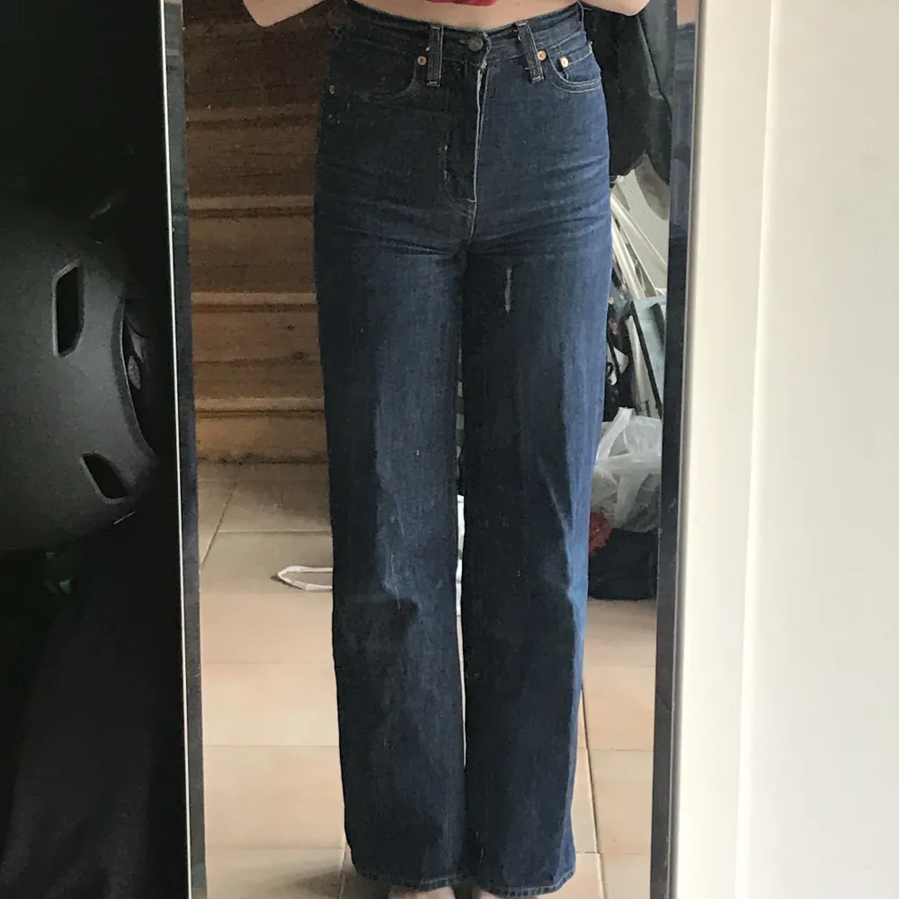 Säljer mina Levis jeans i modellen ribcage wide leg då de blivit för små :((( de är i storlek 24 och går ner till marken på mig som är 167cm. Skriv för fler bilder eller om du har frågor!. Jeans & Byxor.
