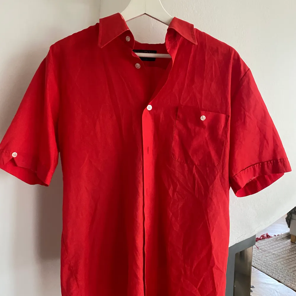 Säljer denna oversize röda skjorta. Okänd storlek men sitter oversize på mig som är 171 cm lång och oftast bär storlek S. 🥰Frakt tillkommer. . Skjortor.