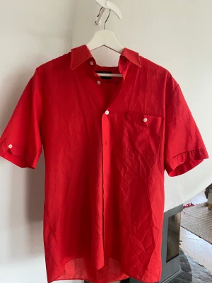 Röd skjorta  - Säljer denna oversize röda skjorta. Okänd storlek men sitter oversize på mig som är 171 cm lång och oftast bär storlek S. 🥰Frakt tillkommer. 