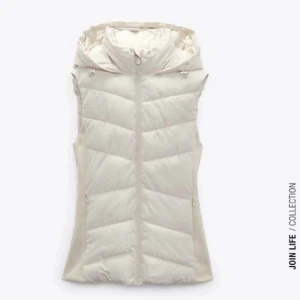 Zara väst  - Hej säljer min zara väst. säljer den för att den inte riktigt passar mig. Modellen är liten i storleken och modellen är även figursydd ❤️