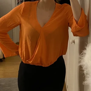 Topp - blus med så fin korallfärg från Gina Tricot 🧡lite liten i storleken! 38 men sitter som 36 🫶🏼