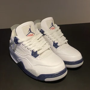 Jordan 4 midnight navy  - Hej!  Jag säljer nu mina Jordan 4 midnight navy som är helt oanvända. Jag säljer dom pga att dom är för små.  2699kr