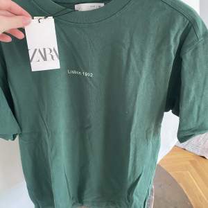 Säljer denna gröna t-shirten från ZARA. Nyskick. Barnstorlek, skulle säga att den sitter som en S på mig som är 171 cm.💕