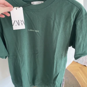 Grön T-shirt  - Säljer denna gröna t-shirten från ZARA. Nyskick. Barnstorlek, skulle säga att den sitter som en S på mig som är 171 cm.💕