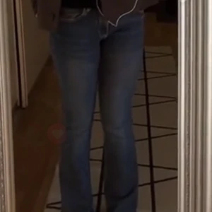 Jeans med snygga bakfickor - Säljer mina snygga lågmidjade jeans med coola bakfickor🙌🏼 Använda ett fåtal gånger, pris kan eventuellt diskuteras