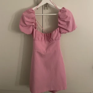 Rosa Zara Klänning - Säljer denna fina Zara klänningen då den inte kommer till användning, endast använd 1 gång.  Klänningen har en fin knytning i ryggen vilket gör så att den passar många storlekar, denna är i storlek L men passar mig som vanligtvis har S/M🌸