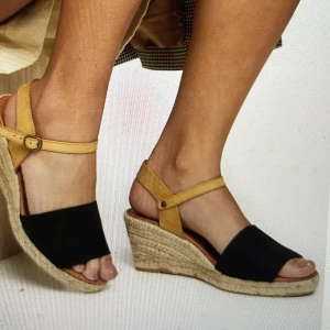 Sandaler - Skor Biadara från Bianco använd bara två gånger. Bekväm och lätt att gå med. Normal i storlek och i mycket bra skick. Kostar 899 kr i ordinarie pris. Ovandel i äkta läder. Kkackhöjd 7 cm och platåhöjd 2 cm. 