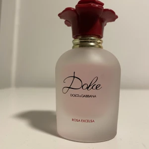Dolce Gabbana ( parfym)  - Använt fåtal gånger, supergod ros doft. Hör av er vid intresse!💕
