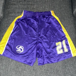 Shorts Adidas - ✨Lila vintage adidas shorts i gott skick. Passar både som tränings shorts eller bara sovkläder✨ Sitter med en tightare passform kring midjan som går att stretcha ut mycket, men annars loose🙌