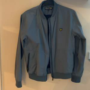 Säljer min gamla lyle&scott jacka då den är för liten för mig Storleken är 14/15 år vilket motsvarar ungefär en S/xs Säljer för 150kr men priset går givetvis att diskutera  Kontakta mig för några frågor