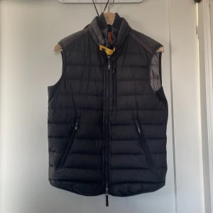 Parajumper väst  - Hej nu säljer jag min parajumper väst för att den är för liten för mig och den har inte en ända repa på västen den är typ helt ny 