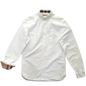 Burberry skjorta - Size: S  Fit: Normal  Shoulders: 43 cm  Chest: 53 cm  Sleeve: 62,5 cm  Length front: 71,5 cm  Length back: 73 cm  Condition: 5/5  Material: 100% Cotton     Feel free to ask any questions:)     Yours truly,  Waldemar